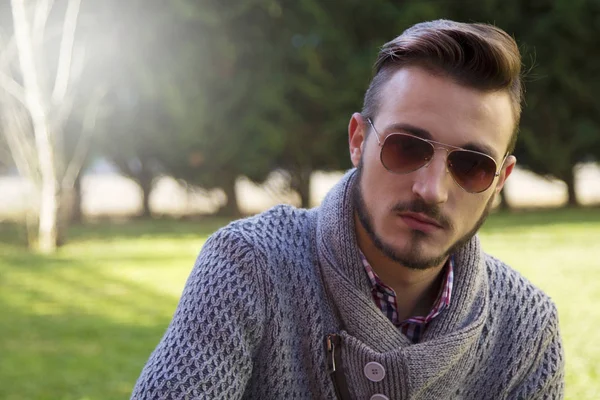 Gözlüklü hipster adam portresi