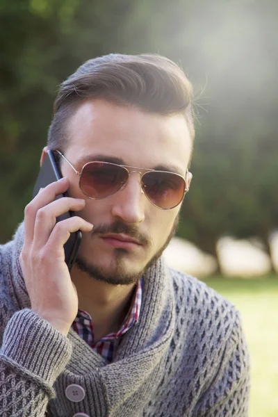 Telefonda konuşan hipster adam