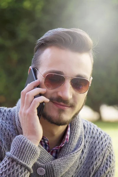 Telefonda konuşan hipster adam