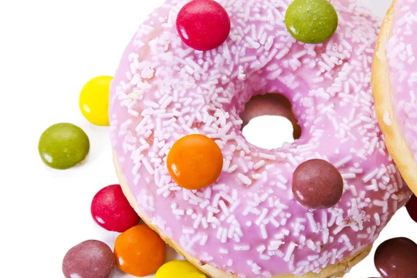 Donuts com doces isolados em branco — Fotografia de Stock