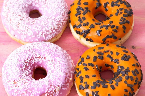 Sortiment av färgglada donuts med karameller — Stockfoto