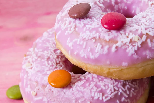 Sortimento de donuts coloridos com caramelos — Fotografia de Stock