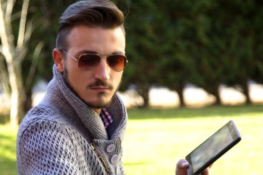 hipster adam tablet kullanma