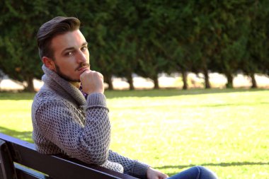 genç adam bir bankta düşünme