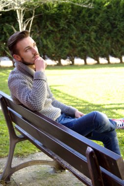 genç adam bir bankta düşünme