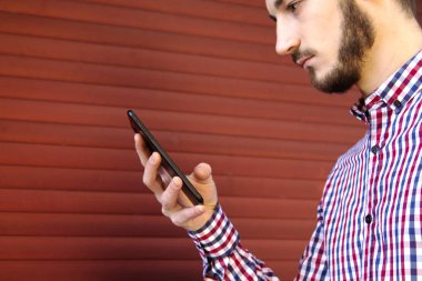 cep telefonu kullaranarak hipster adam