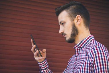 cep telefonu kullaranarak hipster adam