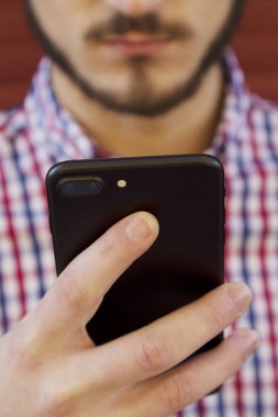 cep telefonu kullaranarak hipster adam