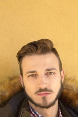 Genç adam hipster portresi