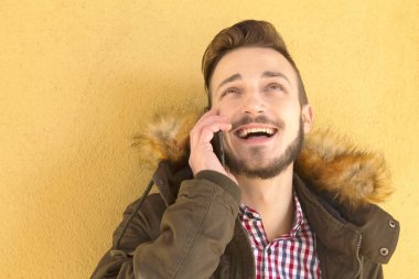 Telefonda konuşan hipster adam