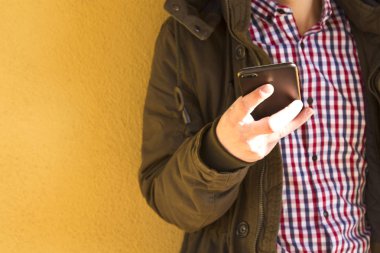 cep telefonu kullanan yenilikçi adam