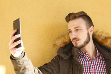 hipster adam cep telefonu ile bir selfie yapma