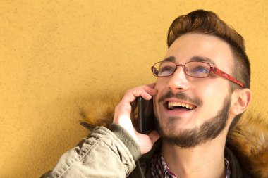 Telefonda konuşan hipster adam