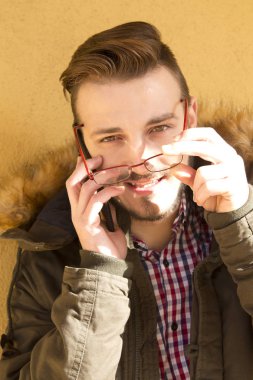 Telefonda konuşan hipster adam