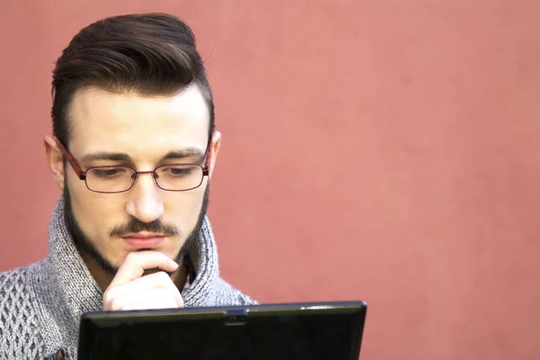 Uomo hipster utilizzando tablet — Foto Stock