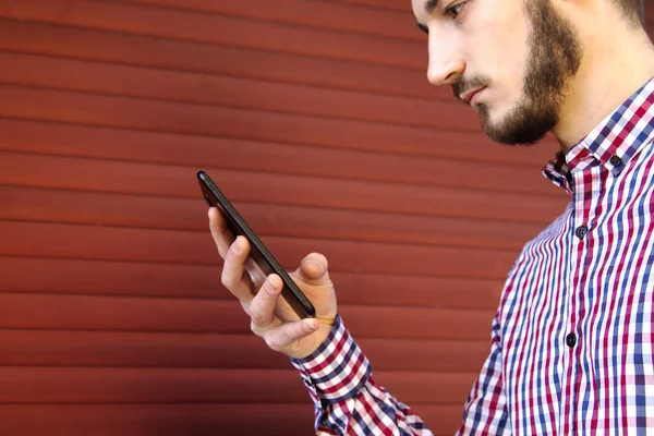 cep telefonu kullaranarak hipster adam