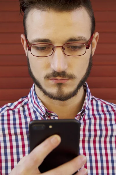 Cep telefonu kullaranarak hipster adam — Stok fotoğraf