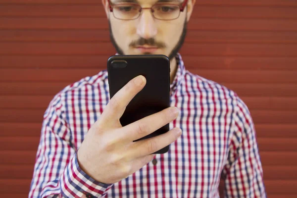 Hipster homme en utilisant le téléphone mobile — Photo