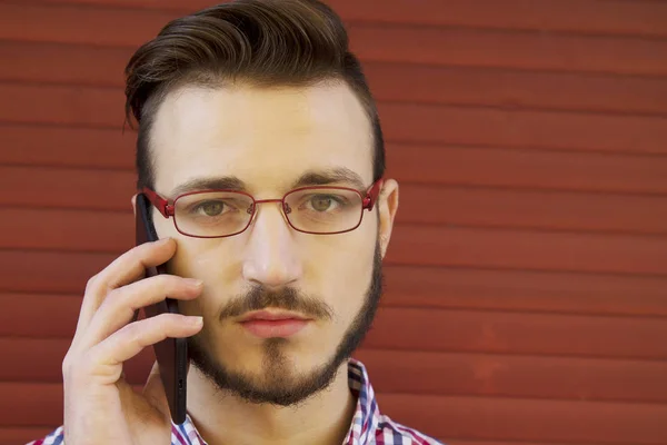 Hipster homme parlant sur le téléphone portable — Photo