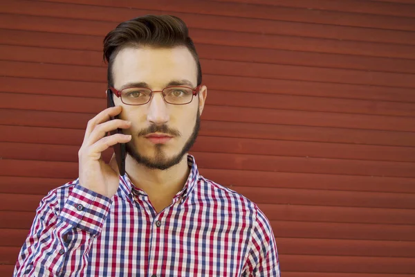 Hipster homem falando no celular — Fotografia de Stock