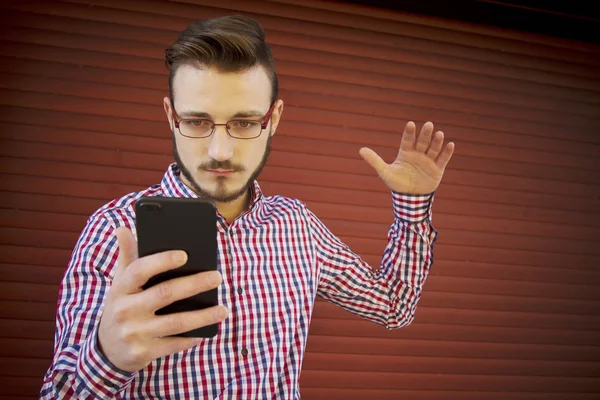 Homme en colère parlant sur le téléphone portable — Photo