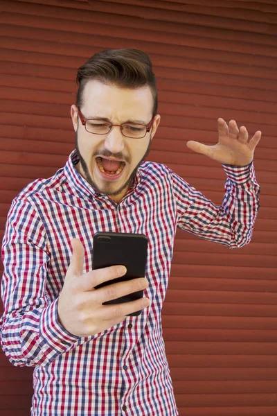 Homem irritado falando no celular — Fotografia de Stock