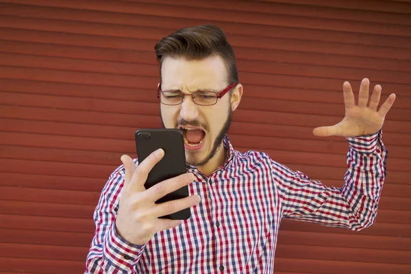 Uomo arrabbiato che parla al cellulare — Foto Stock