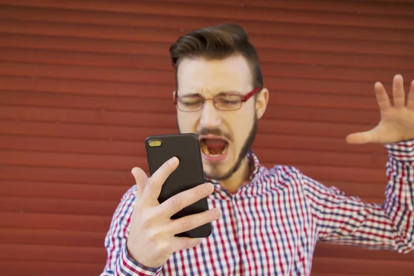 Homme en colère parlant sur le téléphone portable — Photo