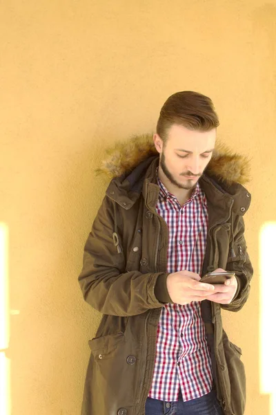 Bokovky muž používající mobilní telefon — Stock fotografie