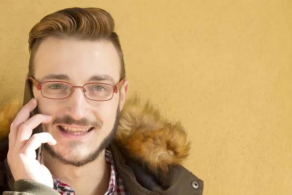 Telefonda konuşan hipster adam — Stok fotoğraf