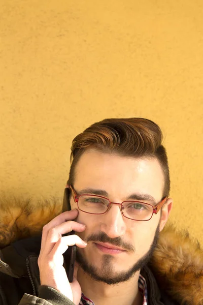 Telefonda konuşan hipster adam — Stok fotoğraf