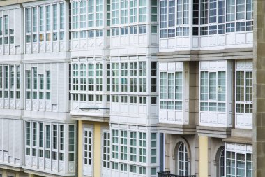 Bina Balkonlu ve vitray