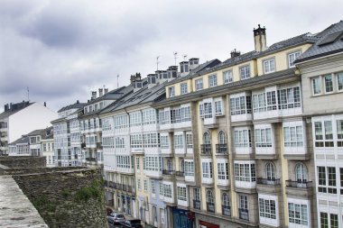 Bina Balkonlu ve vitray