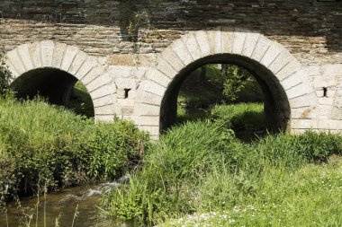 Nehrin üzerindeki köprü