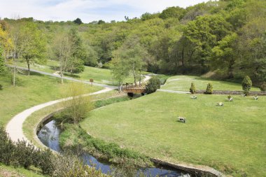 Akımı ile dağ yoluyla yeşil yol