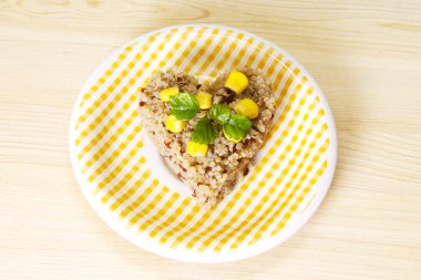 Quinoa salata sarı tabakta Mısır ile