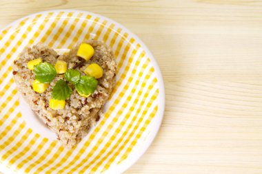 Tüm quinoa salata ve Mısır