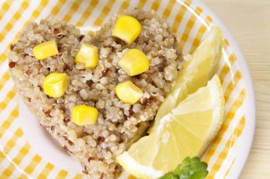 Tüm quinoa salata ve limon ile Mısır