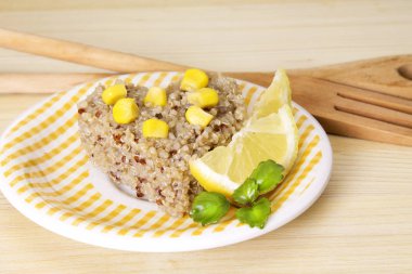 Tüm quinoa salata ve limon ile Mısır