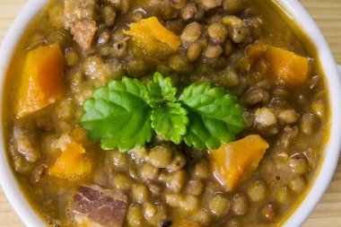 Pastırma ve havuç ile Mercimek Güveç