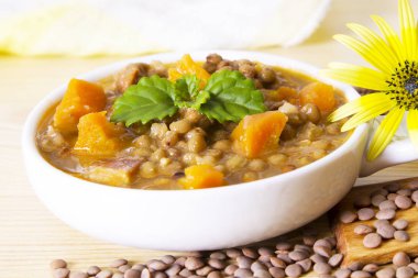 Havuç ve pastırma ile mercimek