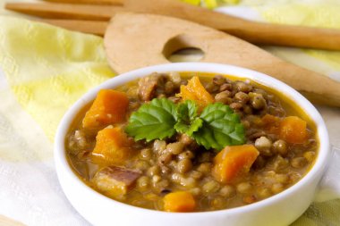 Havuç ve pastırma ile mercimek