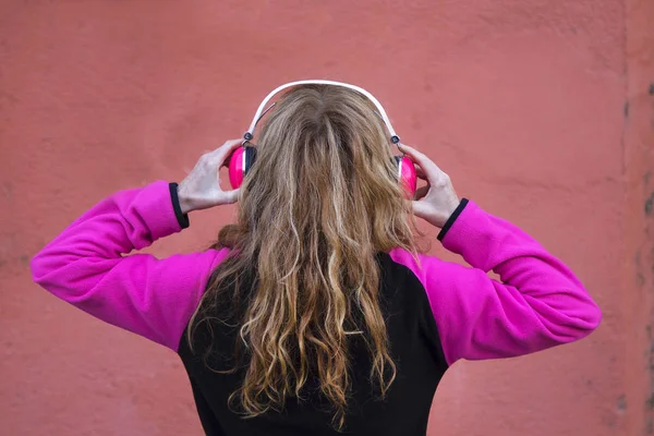 Mujer con auriculares escuchando música y espacio para texto —  Fotos de Stock