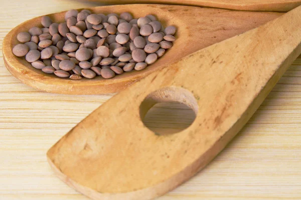 レンズ豆と木製カトラリー — ストック写真