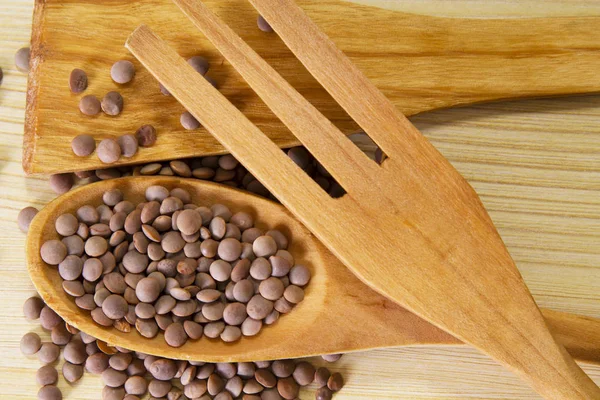レンズ豆と木製カトラリー — ストック写真