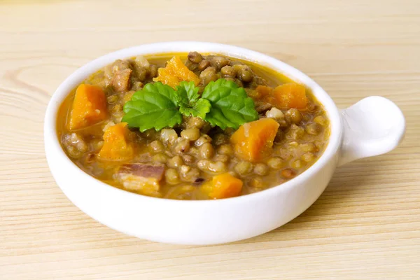 Stufato di lenticchie con pancetta e carota — Foto Stock