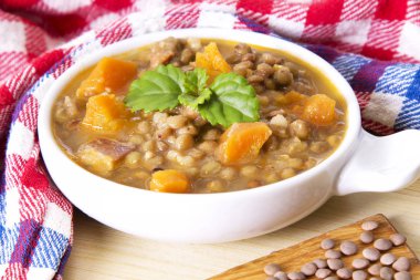Havuç ve pastırma ile mercimek
