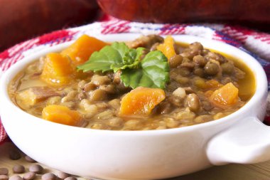 Masa örtüsü ile tabloda haşlanmış mercimek