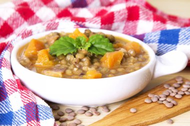 Masa örtüsü ile tabloda haşlanmış mercimek