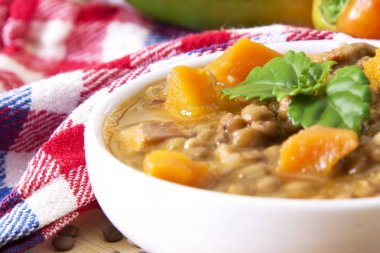 Masa örtüsü ile tabloda haşlanmış mercimek